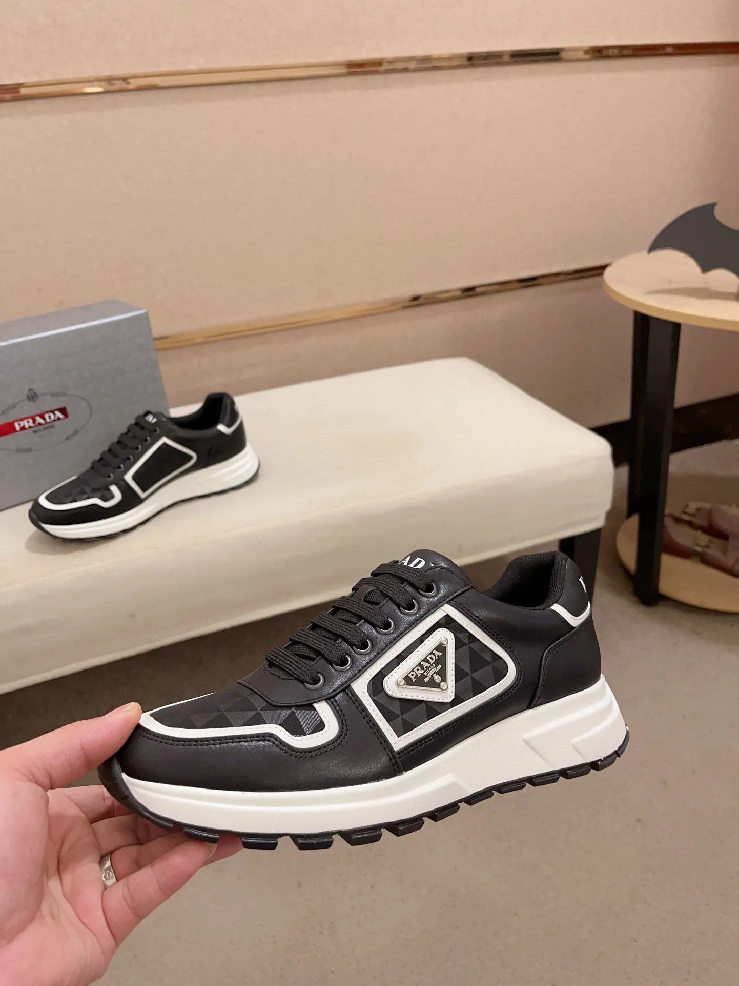 Men's shoes 💰 580 💰 (high version) new Prada (Prada) high-top counters are launched simultaneously, new men's shoes, 😘fabrics are selected from waterproof technical cloth. First layer cowhide lining. 👍🏿Original molded anti-slip rubber outsole, with exquisite lines, simple and elegant, comfortable and high-end for leisure travel. Number of yards: 38 to 44. (Can be customized for 45.46.)